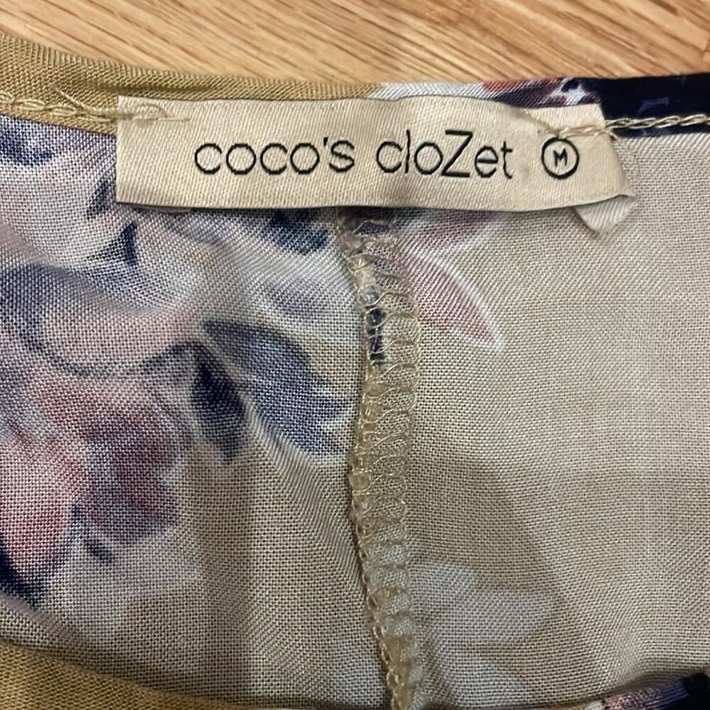 Coco’s Clozet floral blouse with detail on slightly flared sleeve medium - Picture 4 of 7